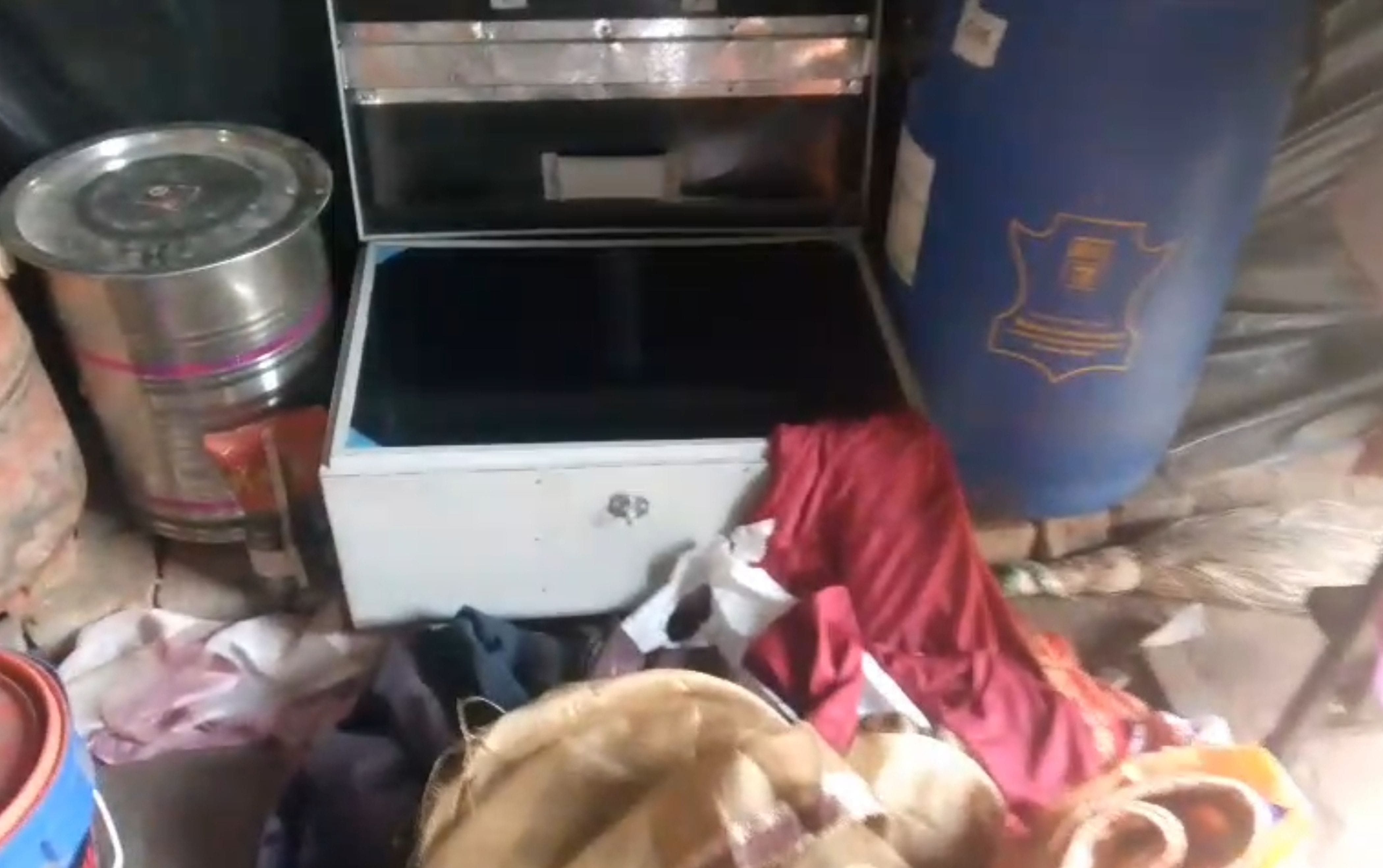 फोटो-26-बिंदकी में चोरी के बाद खुला पड़ा बक्सा। संवाद फोटो-26-बिंदकी में चोरी के बाद खुला पड़ा बक्सा। संवाद