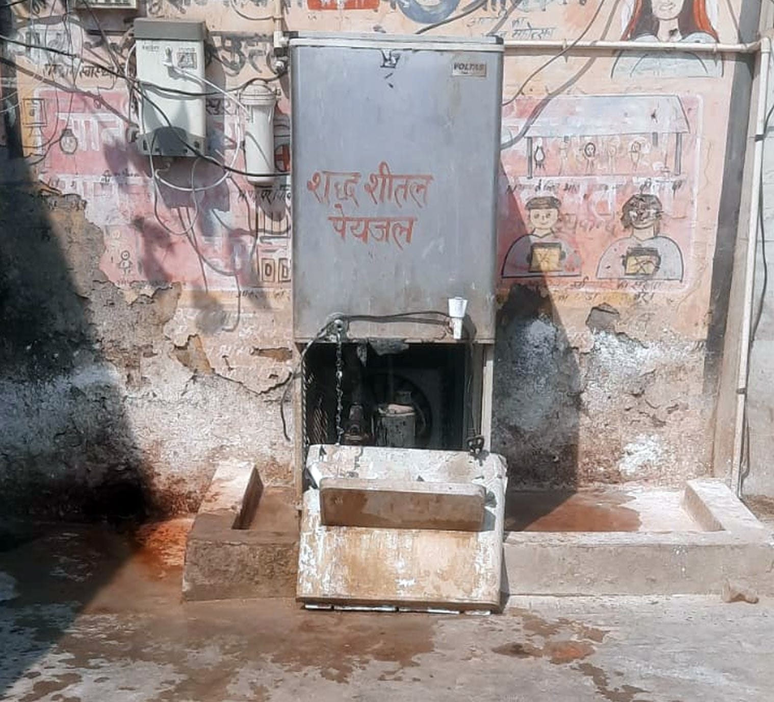 फोटो- 26- एक्सरे कक्ष के सामने लगे वाटर कूलर की टूटी टोंटी। संवाद
