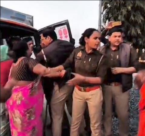 फोटो-30 कमालगंज के नगला जोध में पुलिस से नोकझोंक करतीं महिलाएं। स्रोत: वीडियो ग्रैब फोटो-30 कमालगंज के नगला जोध में पुलिस से नोकझोंक करतीं महिलाएं। स्रोत: वीडियो ग्रैब
