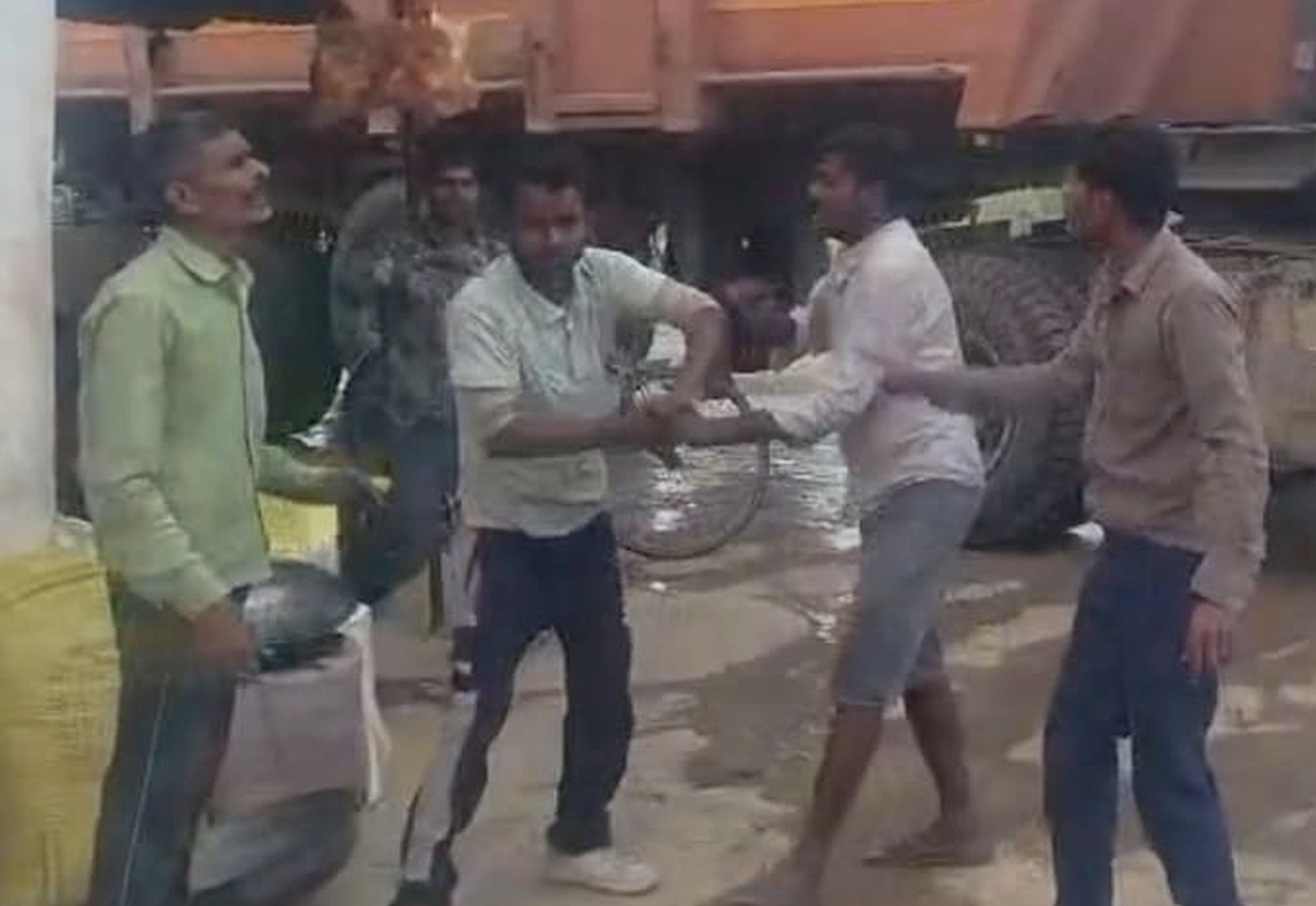 फोटो-33-धर्मराज से ट्रक चालकों के बीच मारपीट। वीडियोग्रैब फोटो-33-धर्मराज से ट्रक चालकों के बीच मारपीट। वीडियोग्रैब