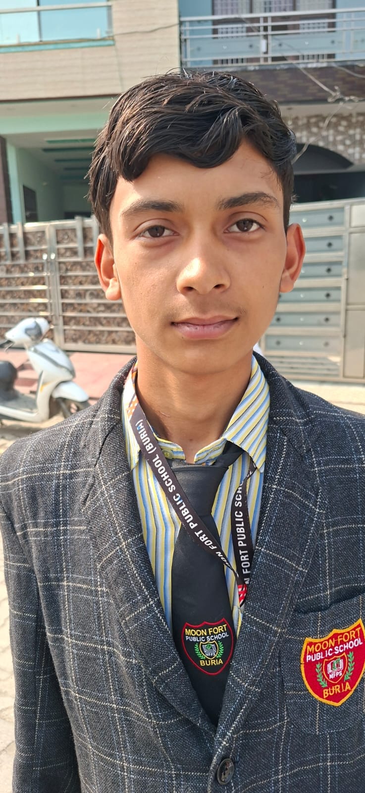 गोबिंदपुरी रोड पर लगे जाम में फंसी स्कूल की बस। संवाद