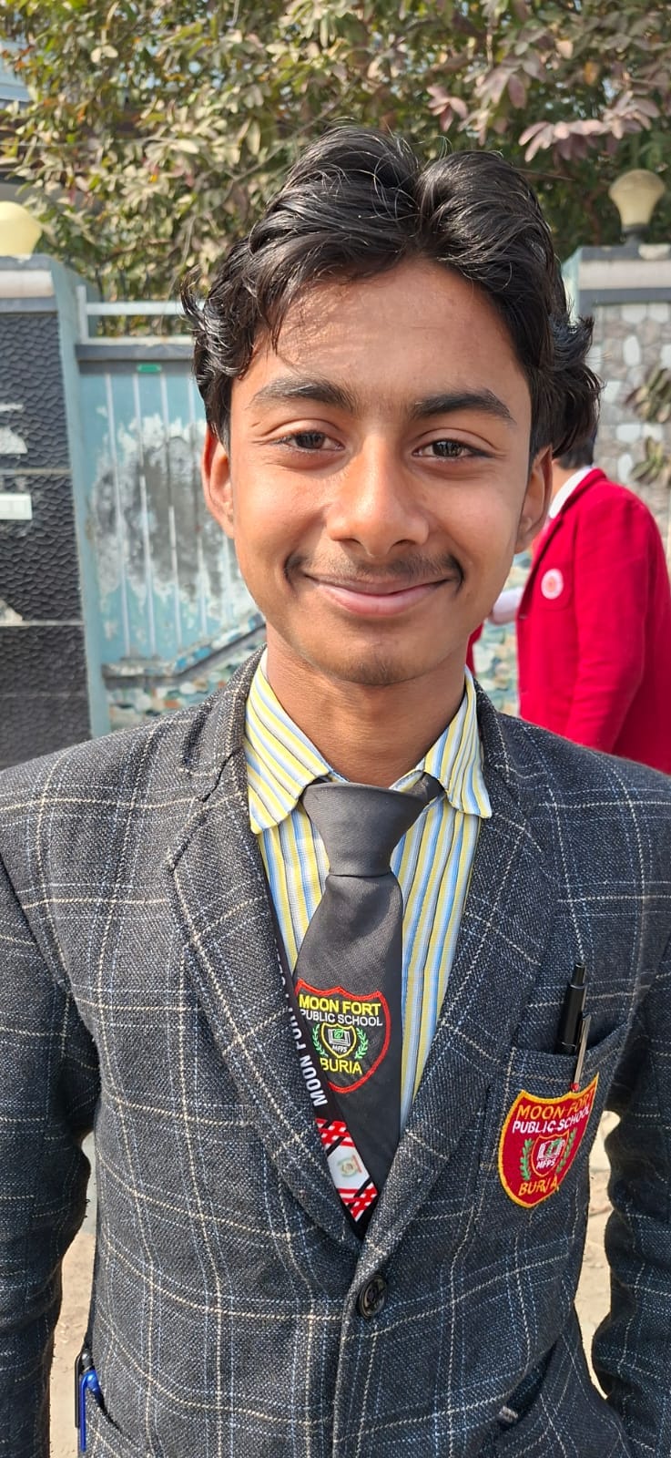 गोबिंदपुरी रोड पर लगे जाम में फंसी स्कूल की बस। संवाद