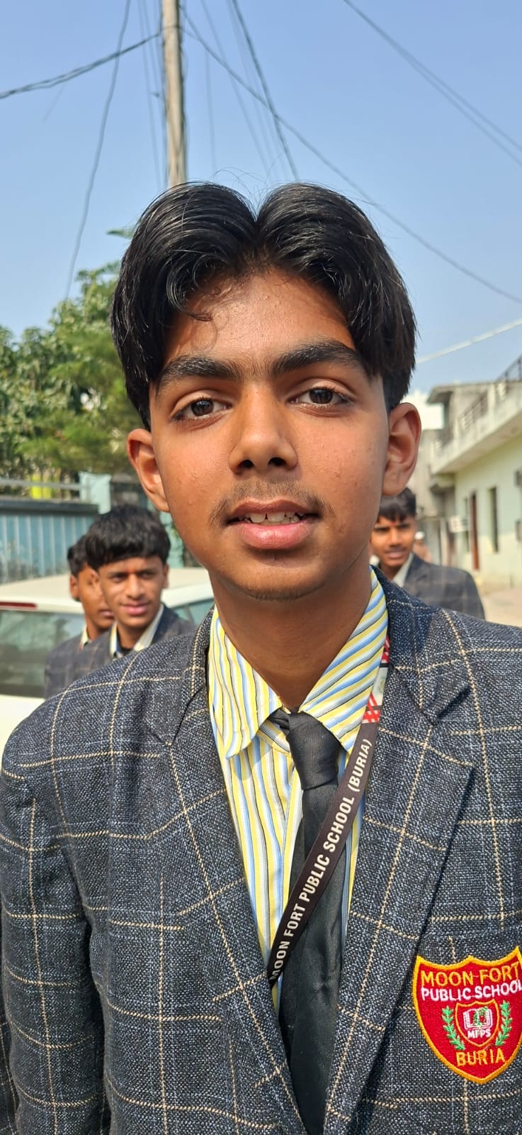 गोबिंदपुरी रोड पर लगे जाम में फंसी स्कूल की बस। संवाद