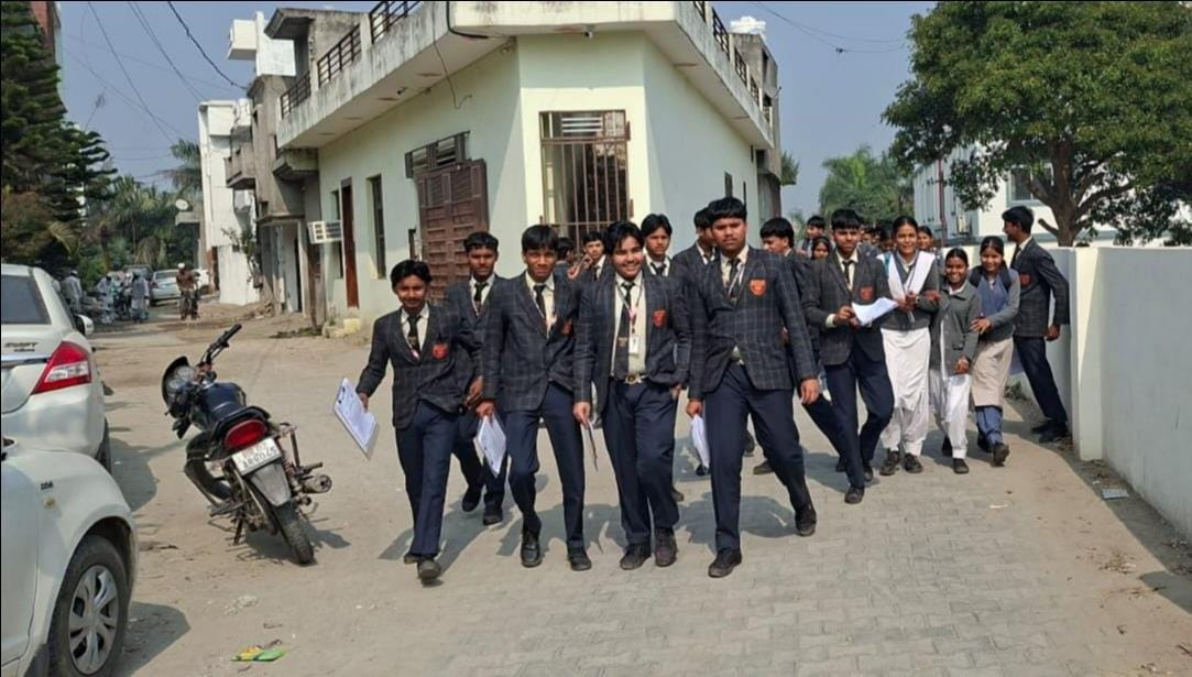 गोबिंदपुरी रोड पर लगे जाम में फंसी स्कूल की बस। संवाद