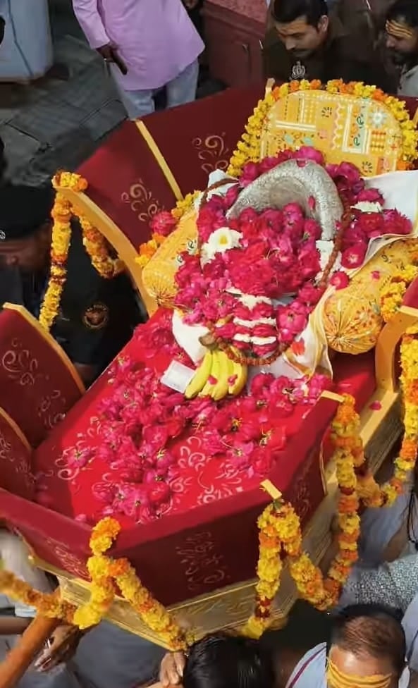 गोला में शिवोत्सव आयोजन में भगवान भोलेनाथ की पालकी शोभा यात्रा निकलते श्रद्धालु। संवाद