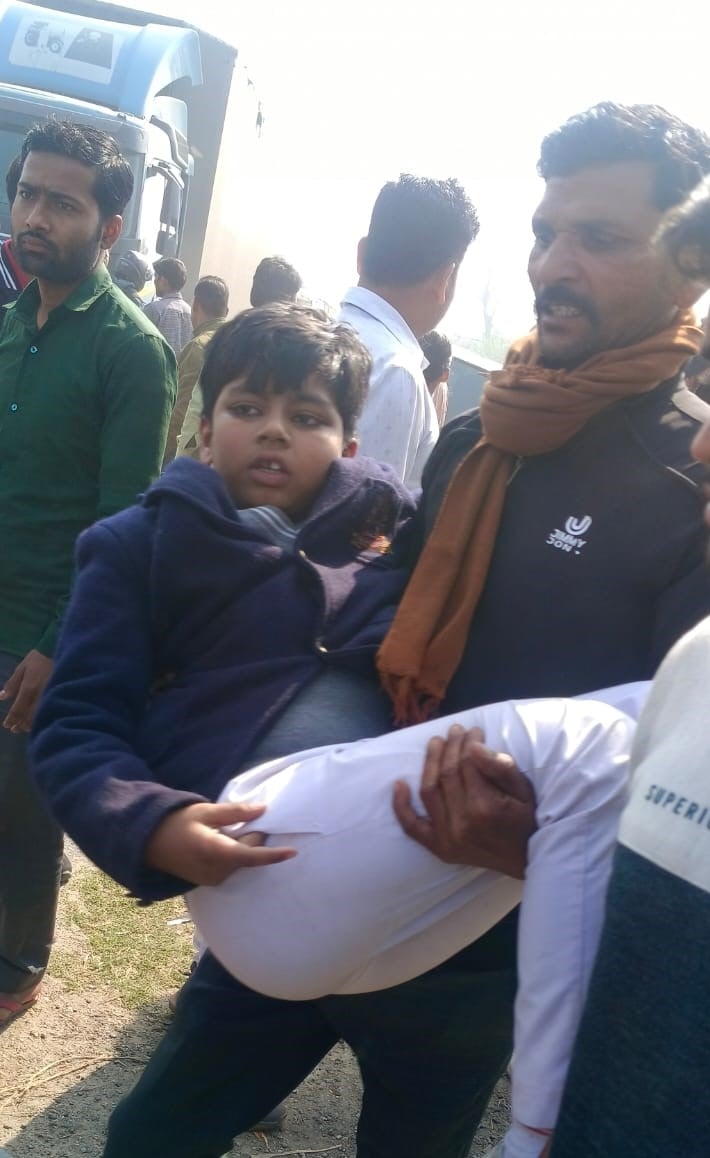 घायल छात्र को स्कूली वैन से निकालकर ले जाते स्थानीय लोग। स्रोत: जागरुक पाठक घायल छात्र को स्कूली वैन से निकालकर ले जाते स्थानीय लोग। स्रोत: जागरुक पाठक