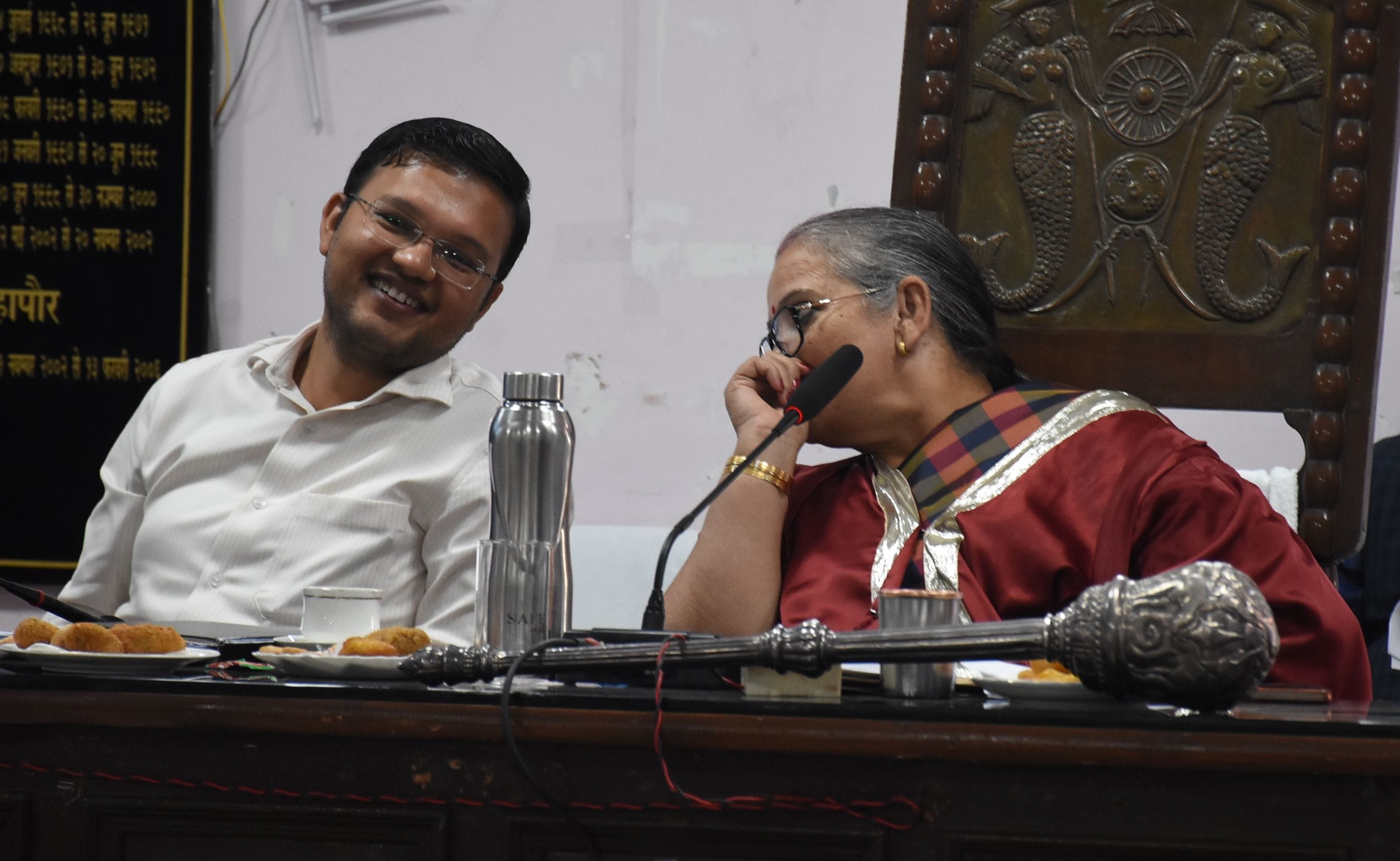हंगामा करते पार्षद।