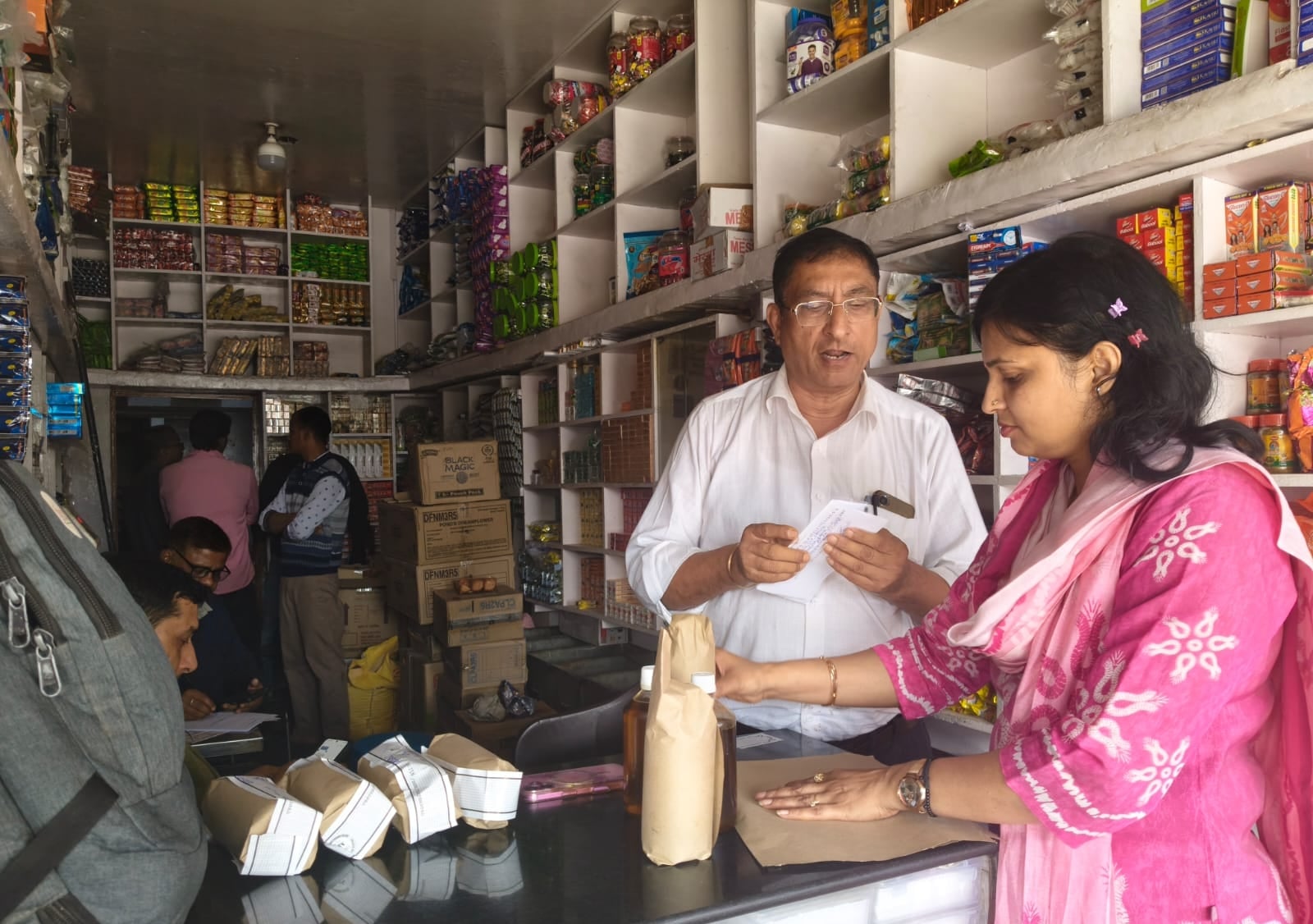 जनरल स्टोर पर जांच करती एफएसडीए की टीम।  