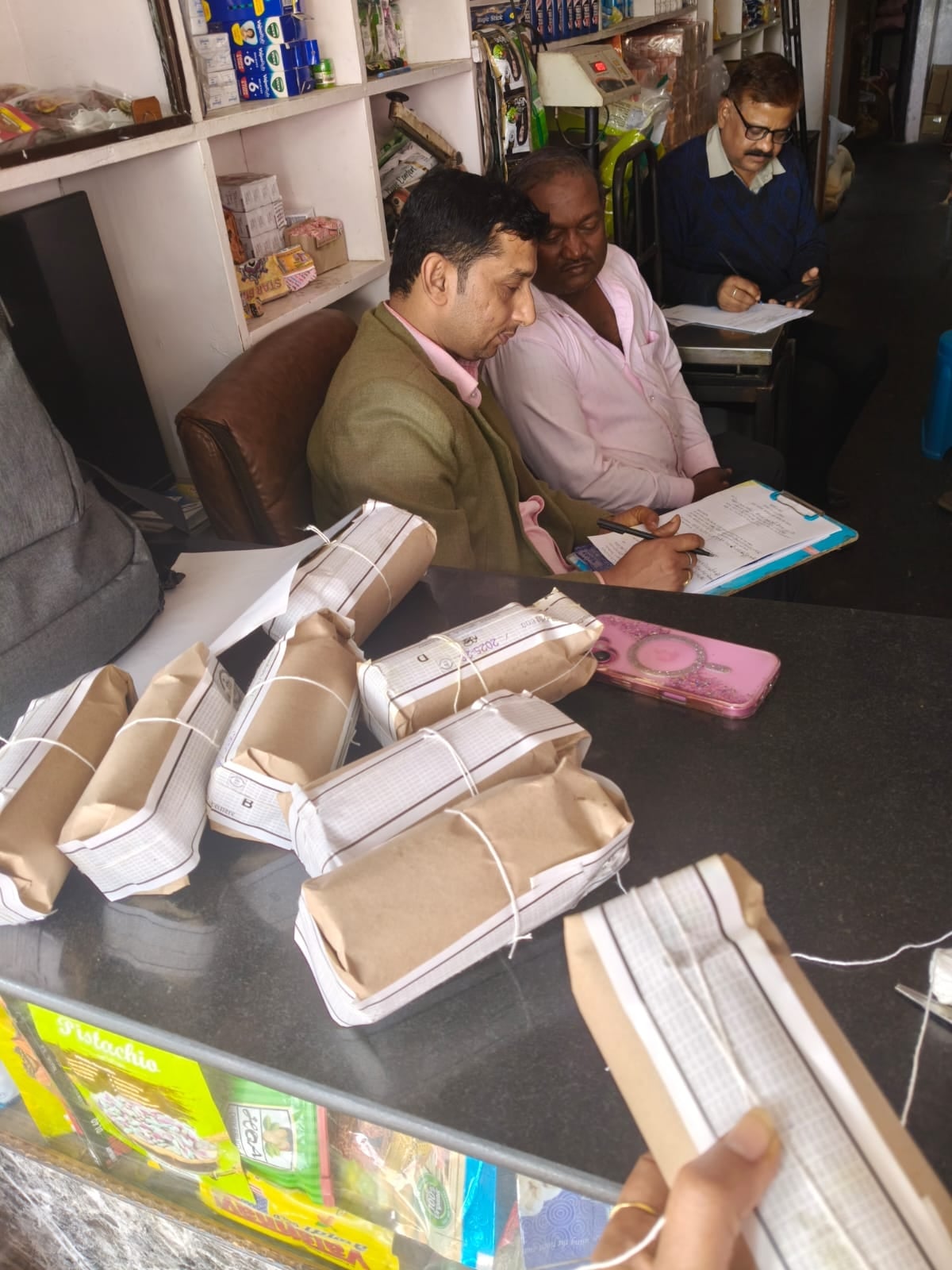 जनरल स्टोर पर जांच करती एफएसडीए की टीम।  