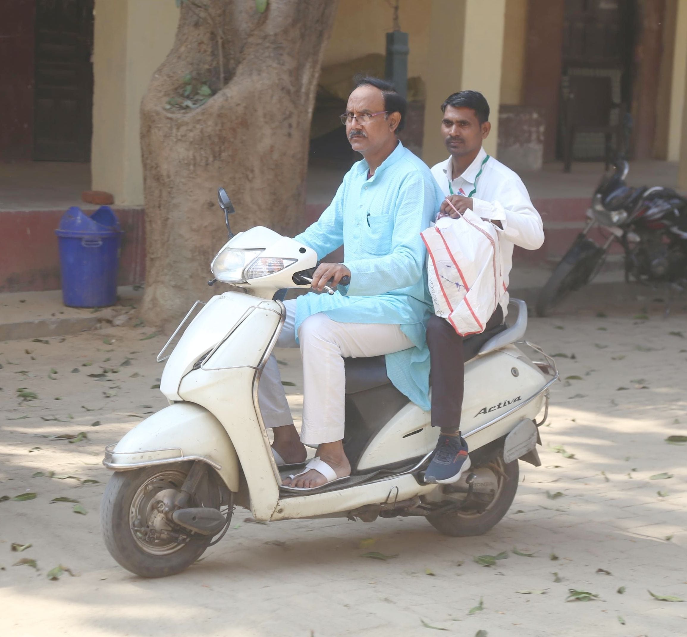 झोले में कॉपियों का बंडल लेकर पहुंचे कर्मी-संवाद झोले में कॉपियों का बंडल लेकर पहुंचे कर्मी-संवाद