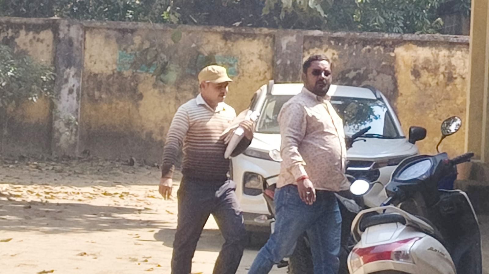 झोले में कॉपियों का बंडल लेकर पहुंचे कर्मी-संवाद झोले में कॉपियों का बंडल लेकर पहुंचे कर्मी-संवाद