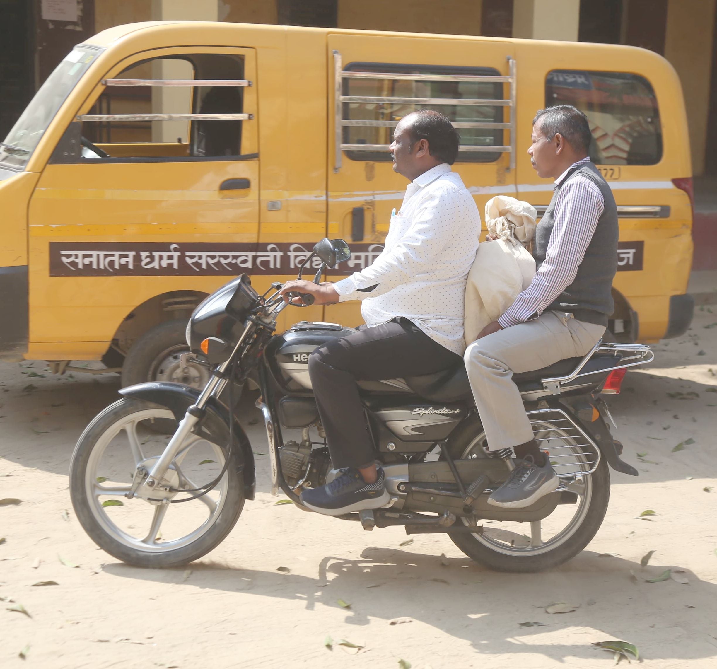 झोले में कॉपियों का बंडल लेकर पहुंचे कर्मी-संवाद झोले में कॉपियों का बंडल लेकर पहुंचे कर्मी-संवाद