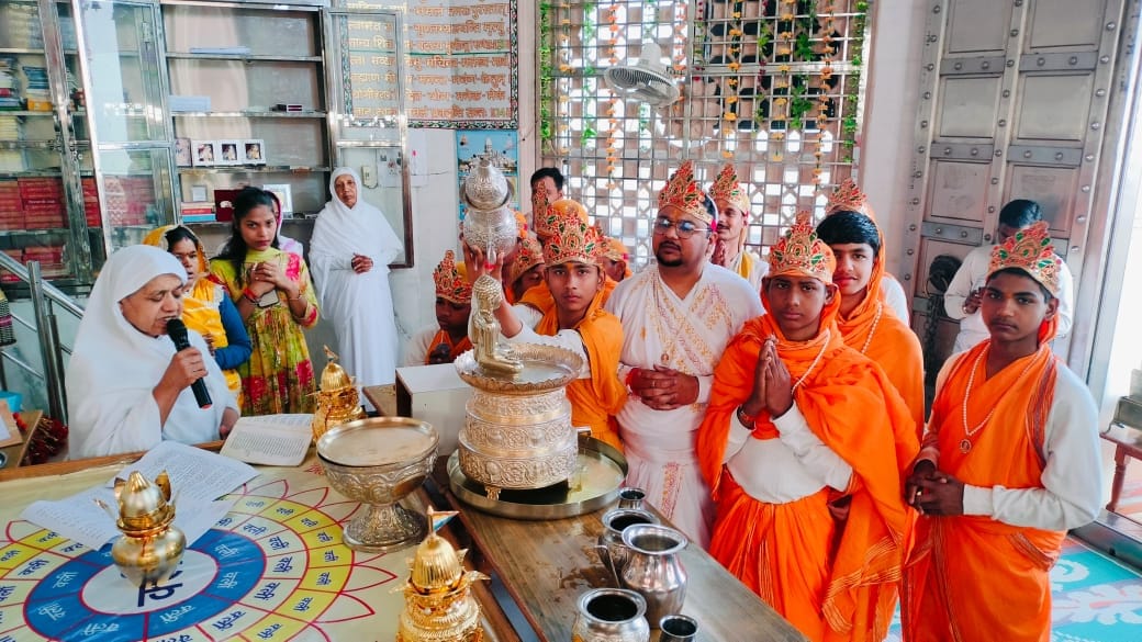 कैलाश पर्वत मंदिर पर पूजा अर्चना करते श्रद्धालु स्रोत संवाद