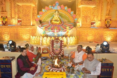 कार्यक्रम में भजन गाते सक्षम, विवेक गोयल, योगेंद्र, अनुपम मित्तल और राजरानी। -अमर उजाला कार्यक्रम में भजन गाते सक्षम, विवेक गोयल, योगेंद्र, अनुपम मित्तल और राजरानी। -अमर उजाला