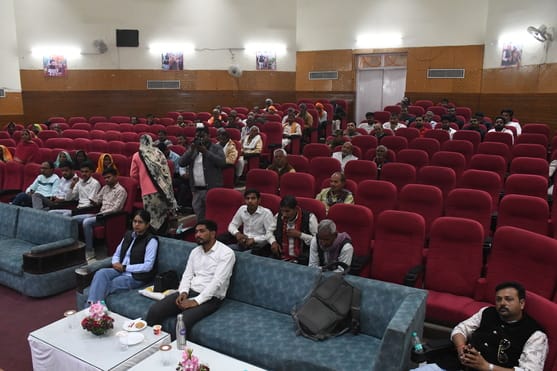 कार्यक्रम में पहुंचे लोग।