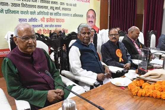 कार्यक्रम में पहुंचे लोग।