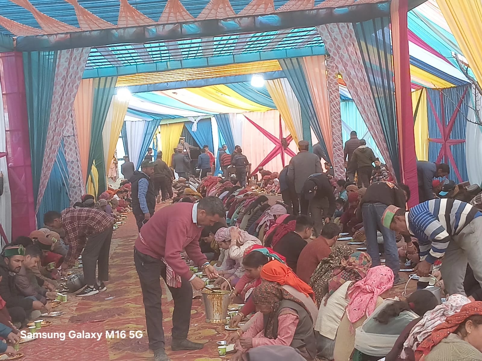 लालसा मंदिर में धार्मिक अनुष्ठान में मौजूद देवता साहिब और देवलू। संवाद लालसा मंदिर में धार्मिक अनुष्ठान में मौजूद देवता साहिब और देवलू। संवाद