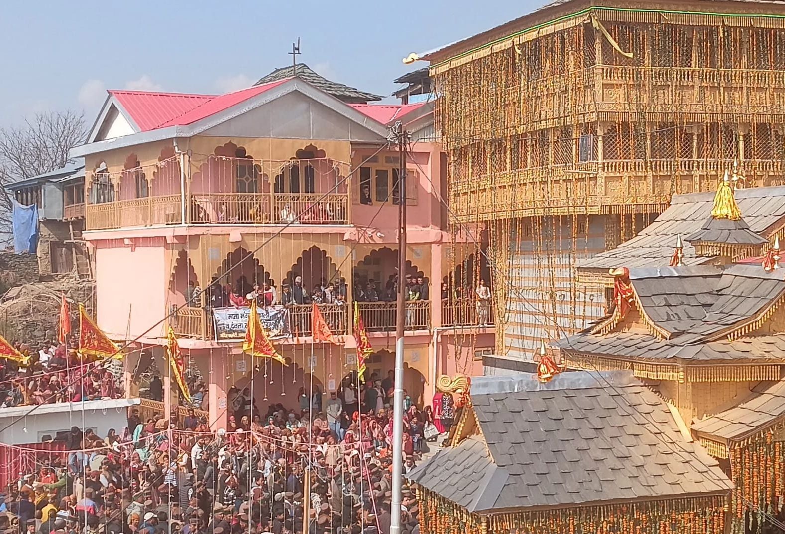 लालसा मंदिर में धार्मिक अनुष्ठान में मौजूद देवता साहिब और देवलू। संवाद लालसा मंदिर में धार्मिक अनुष्ठान में मौजूद देवता साहिब और देवलू। संवाद