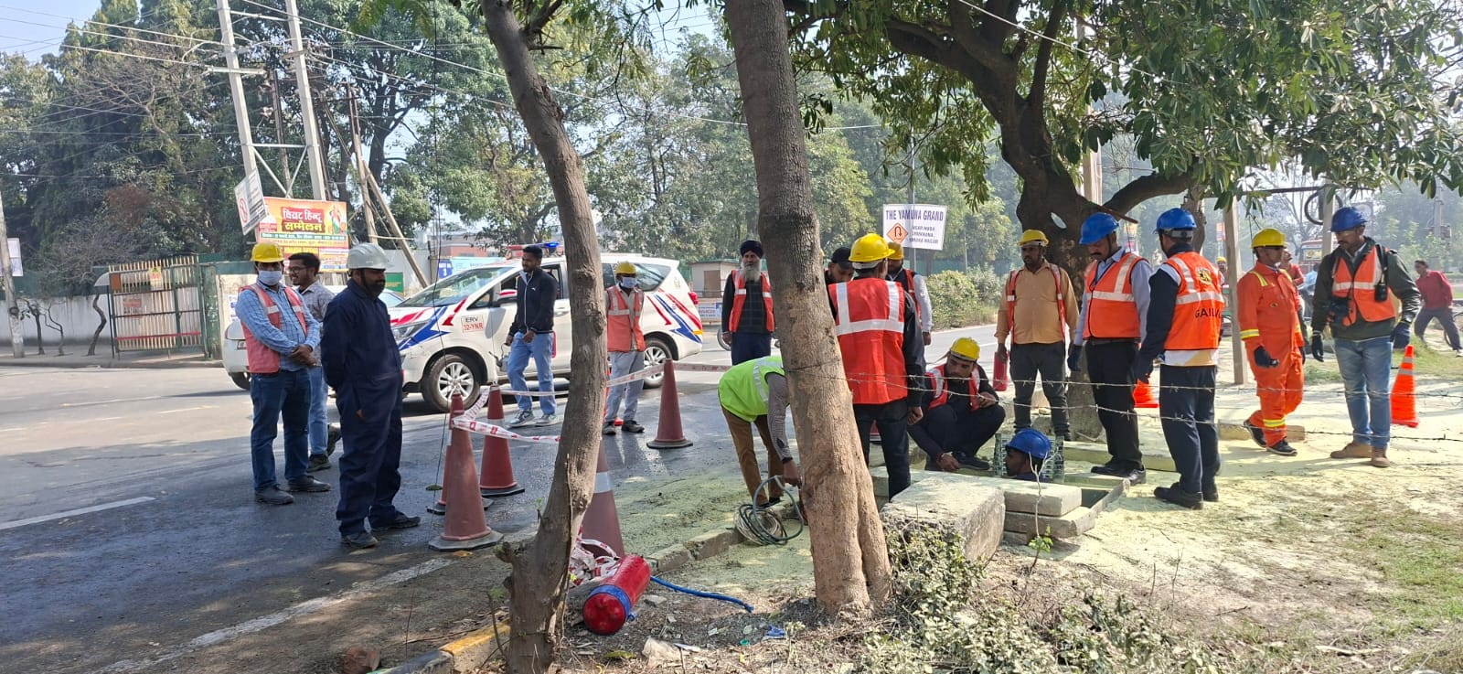 मॉक ड्रिल के दौरान आग से बचाव का मास्क पहनकर तैयार कर्मचारी। संवाद मॉक ड्रिल के दौरान आग से बचाव का मास्क पहनकर तैयार कर्मचारी। संवाद