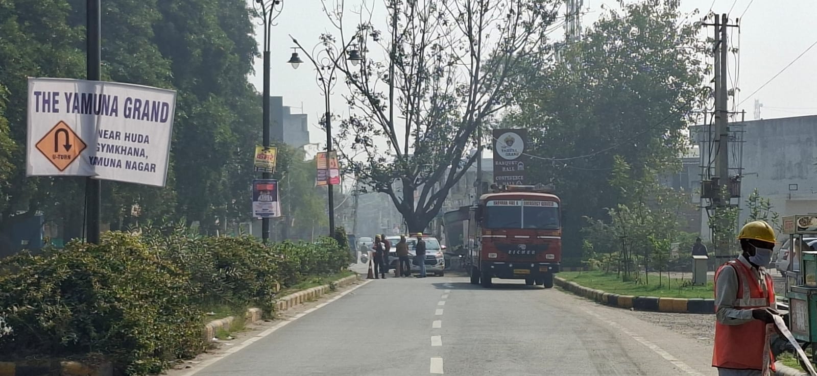 मॉक ड्रिल के दौरान आग से बचाव का मास्क पहनकर तैयार कर्मचारी। संवाद मॉक ड्रिल के दौरान आग से बचाव का मास्क पहनकर तैयार कर्मचारी। संवाद