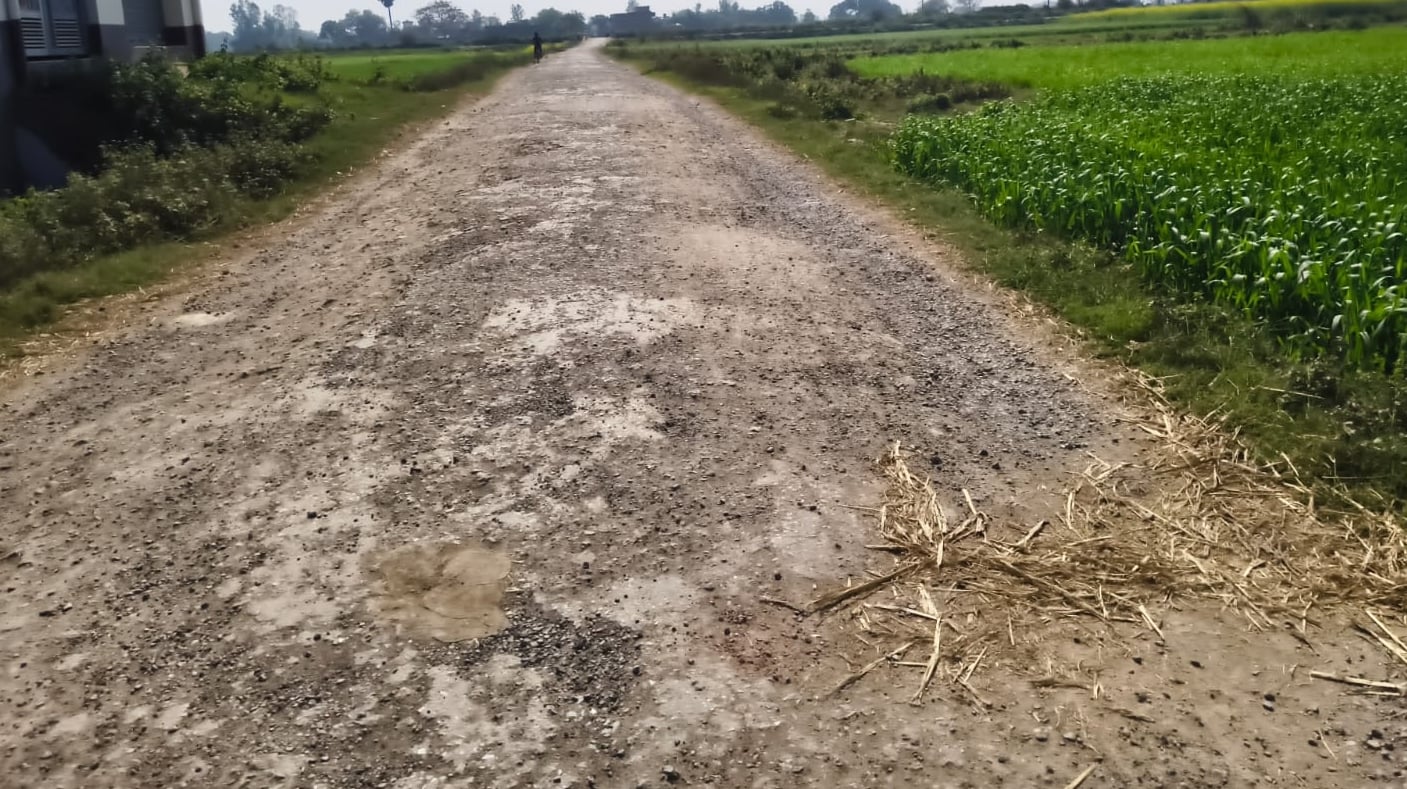 मड़या में जर्जर पड़ी सड़क। संवाद