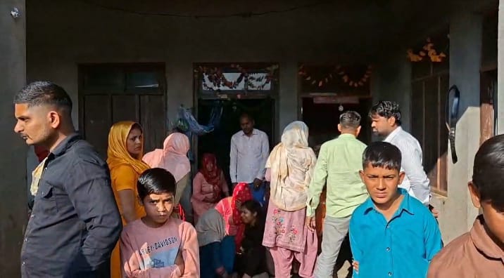 नानौता में दिल्ली-यमुनोत्री हाईवे पर कच्चे नाले को दिखाते&nb