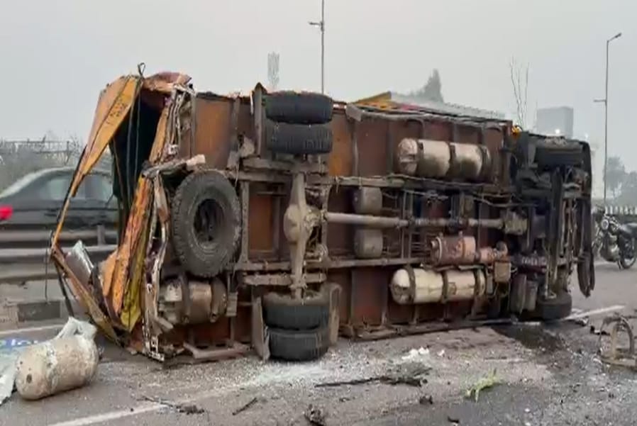 नेशनल हाईवे-44 पर हुए हादसे में क्षतिग्रस्त बस। नेशनल हाईवे-44 पर हुए हादसे में क्षतिग्रस्त बस।