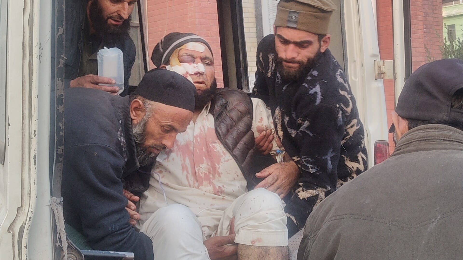 पुंछ जिले की मंडी तहसील में ईको गाड़ी खाई में गिराने से घायल पुत्र