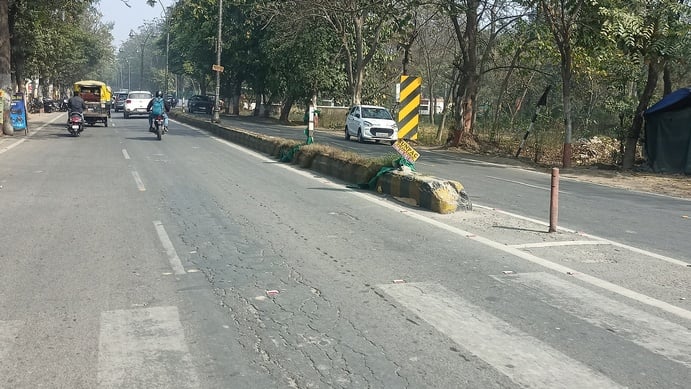 पुराने राष्ट्रीय राजमार्ग पर चलते वाहन। संवाद