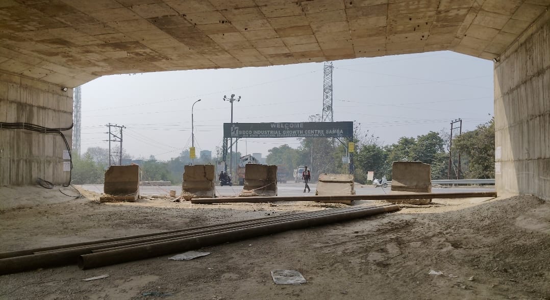 सांबा के सिड़को चौक पर अनजान कारणों से बंद रखा गया अंडरपास सांबा के सिड़को चौक पर अनजान कारणों से बंद रखा गया अंडरपास