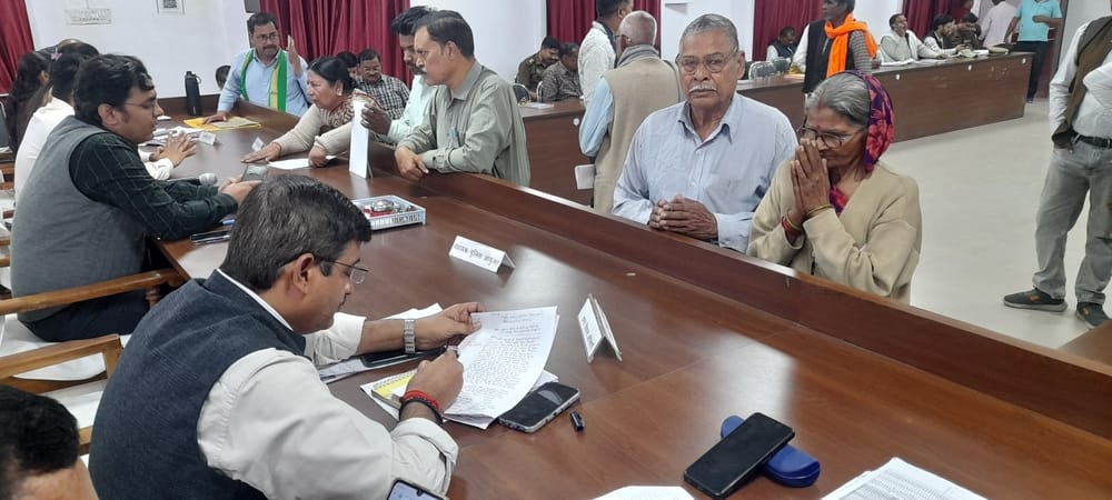 समाधान दिवस में डीएम भी पहुंचे।