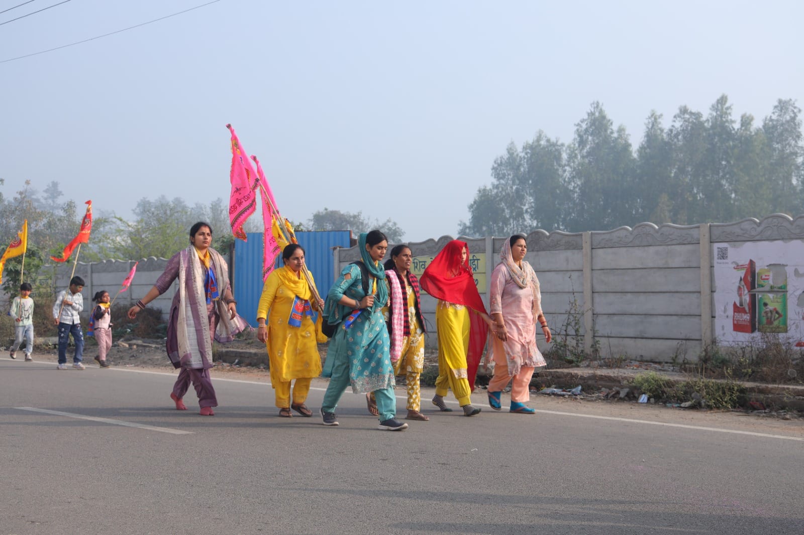 श्याम बाबा की जय। श्रीश्याम ध्वज यात्रा में जाते यात्री। संवाद