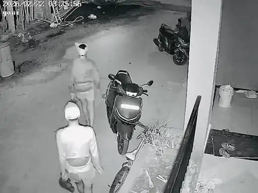 वारदात के बाद घर में बिखरा पड़ा मिला सामान।