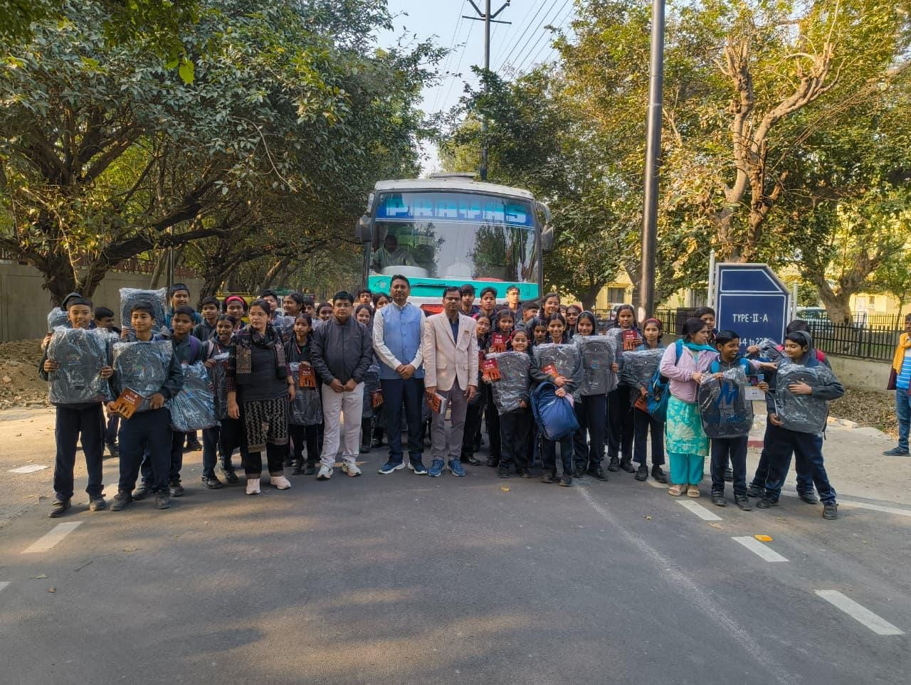 विद्यार्थियों ने देखा नवाबगंज पक्षी विहार