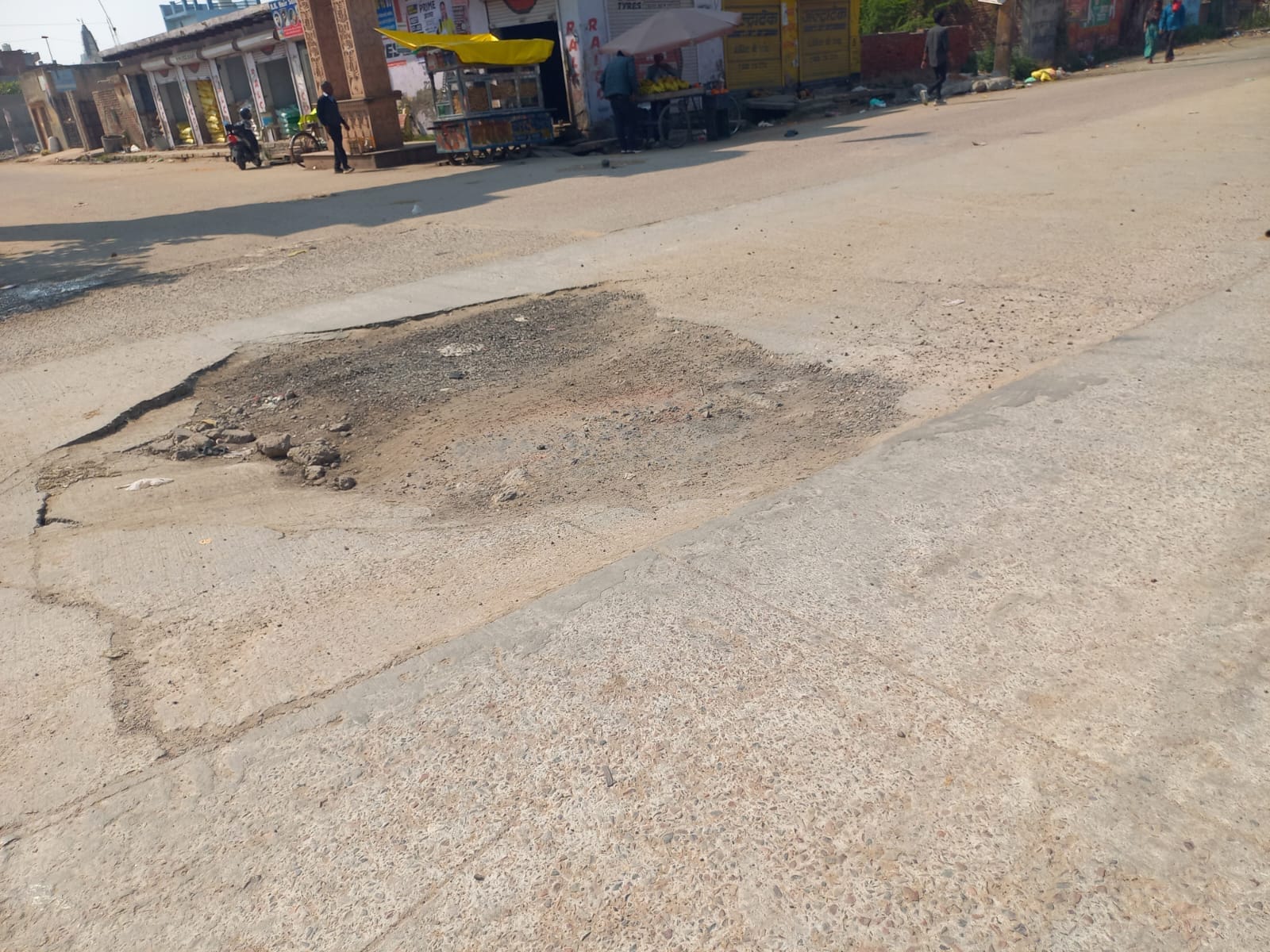 22jjrp06- शहर के बेरी गेट से आगे सड़क पर बना गड्ढा। संवाद 22jjrp06- शहर के बेरी गेट से आगे सड़क पर बना गड्ढा। संवाद