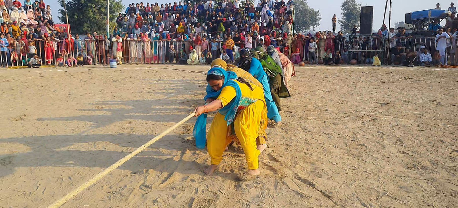 22केएलटी6: विजेता महिला खिलाडिय़ों को सम्मानित करते आयोजक