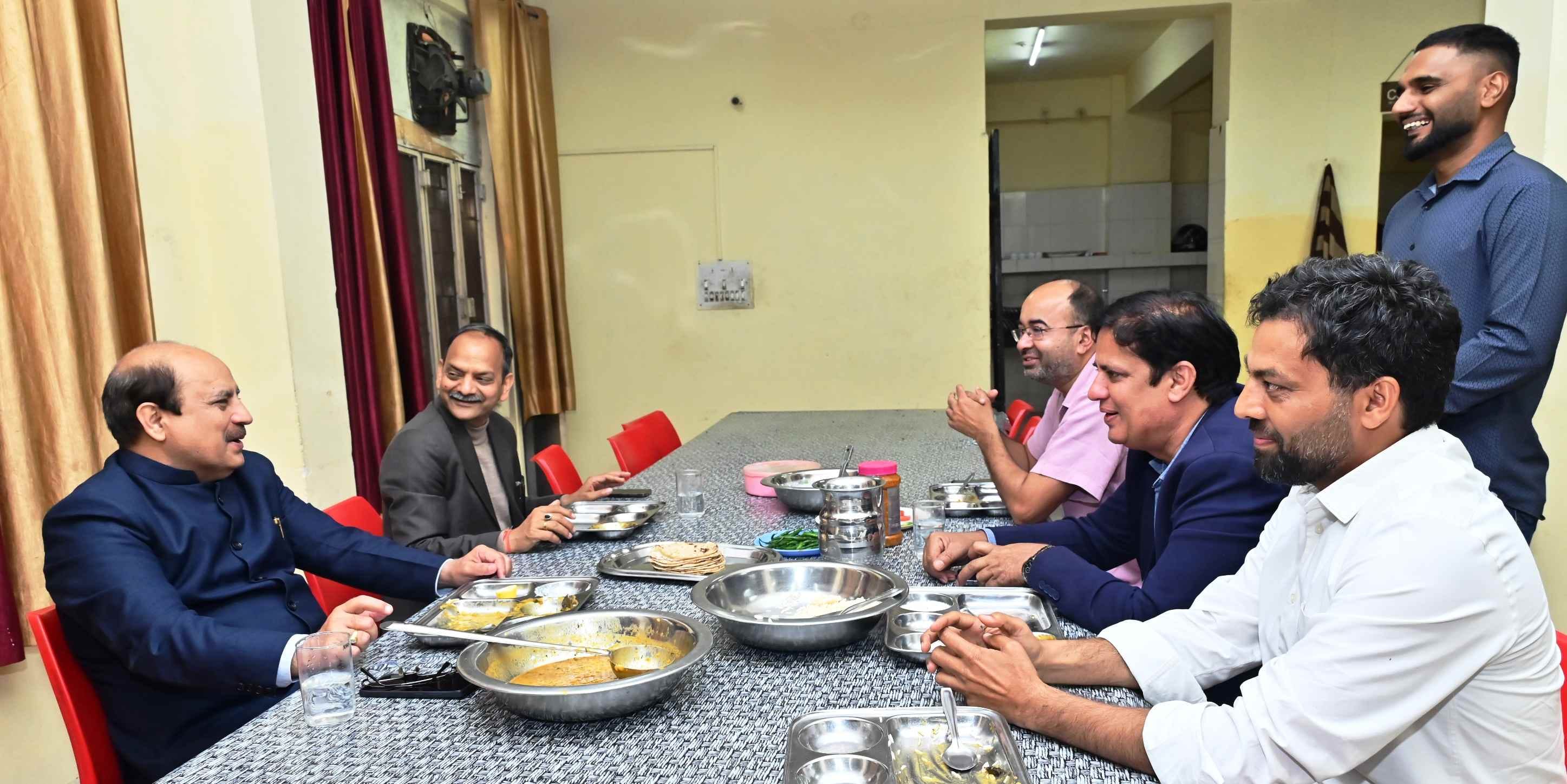 23. एमडीयू में विभागों का निरीक्षण करते कुलपति प्रो. सोमनाथ सचदेवा। स्रोत: एमडीयू