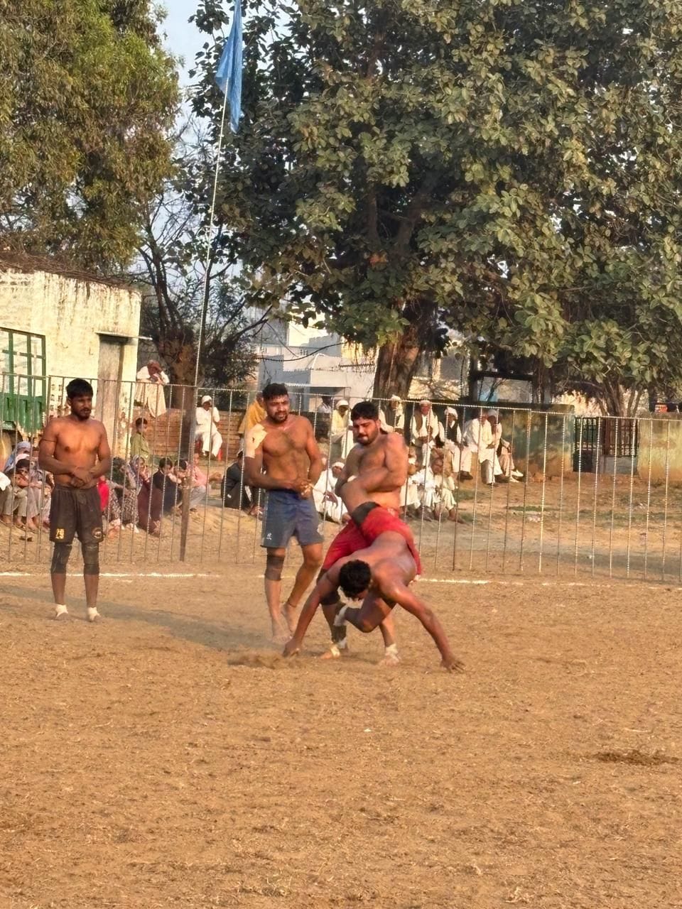 23जेएनडी16: मंच पर बैठे मुख्यातिथि व अन्य गणमान्य लोग। स्रोत ग्रामीण 23जेएनडी16: मंच पर बैठे मुख्यातिथि व अन्य गणमान्य लोग। स्रोत ग्रामीण