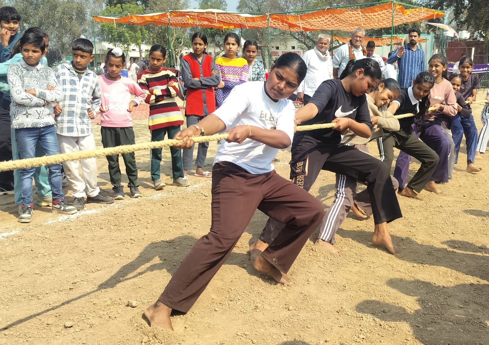 अंबाला के मोहड़ी-भानोखड़ी स्कूल में आयोजित प्रतियोगिता की विजेता प्रतिभागी को सम्मानित करते आयो अंबाला के मोहड़ी-भानोखड़ी स्कूल में आयोजित प्रतियोगिता की विजेता प्रतिभागी को सम्मानित करते आयो