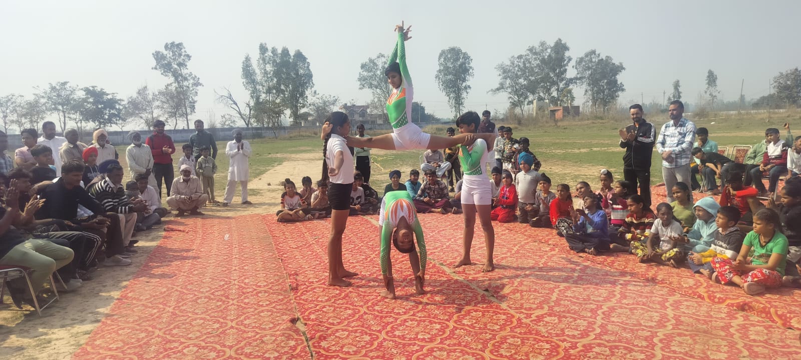 अंबाला के मोहड़ी-भानोखड़ी स्कूल में आयोजित प्रतियोगिता की विजेता प्रतिभागी को सम्मानित करते आयो अंबाला के मोहड़ी-भानोखड़ी स्कूल में आयोजित प्रतियोगिता की विजेता प्रतिभागी को सम्मानित करते आयो