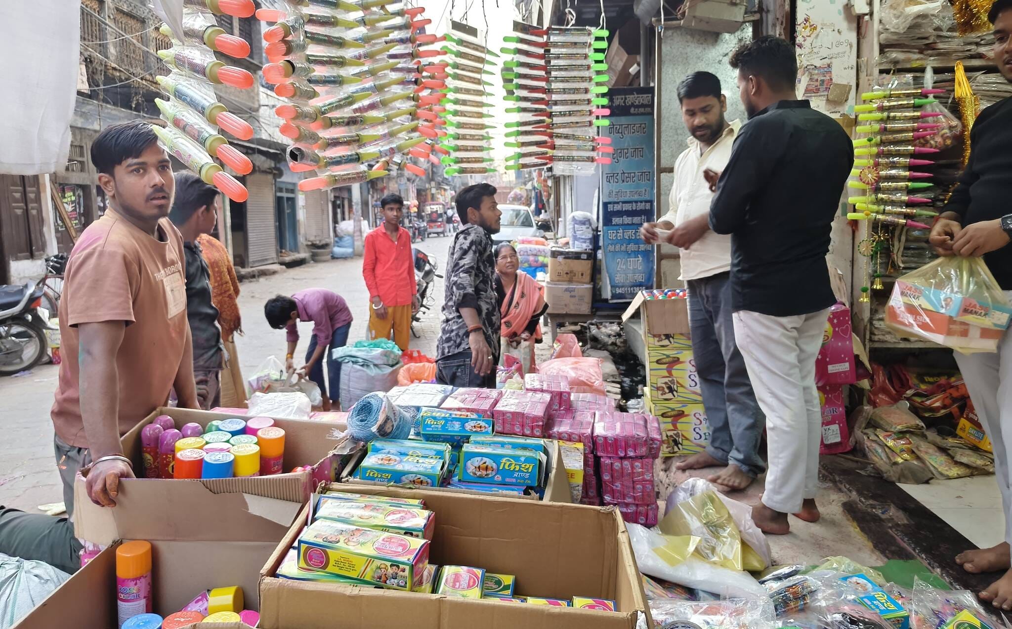 चौक बाजार में कपड़े, रंग व पिचकारी खरीदते लोग ।-संवाद