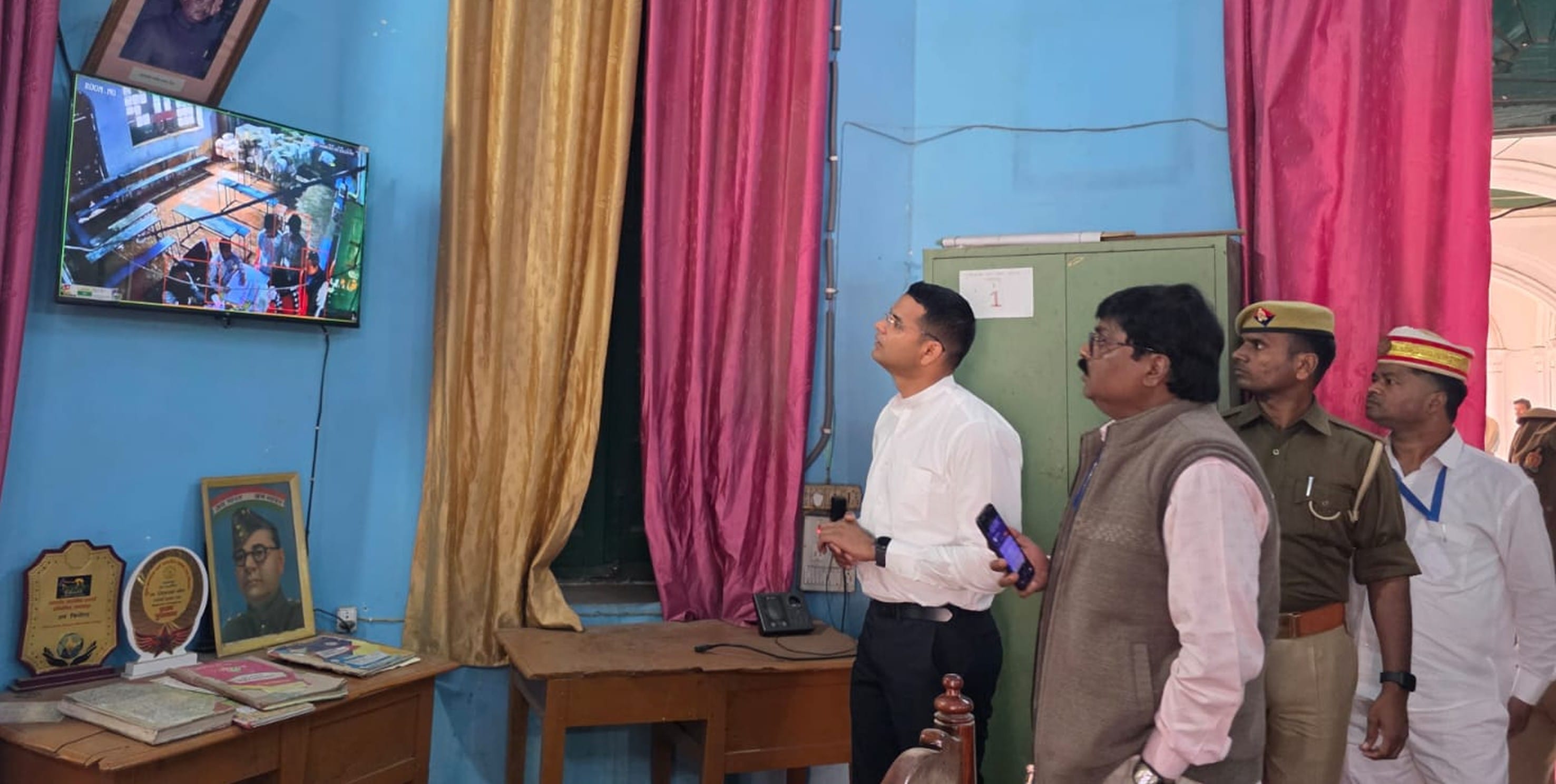 एमपीपी इंटर कॉलेज में परीक्षार्थियों की तलाशी लेते शिक्षक और कंट्रोल रूम का निरीक्षण करते डीए एमपीपी इंटर कॉलेज में परीक्षार्थियों की तलाशी लेते शिक्षक और कंट्रोल रूम का निरीक्षण करते डीए