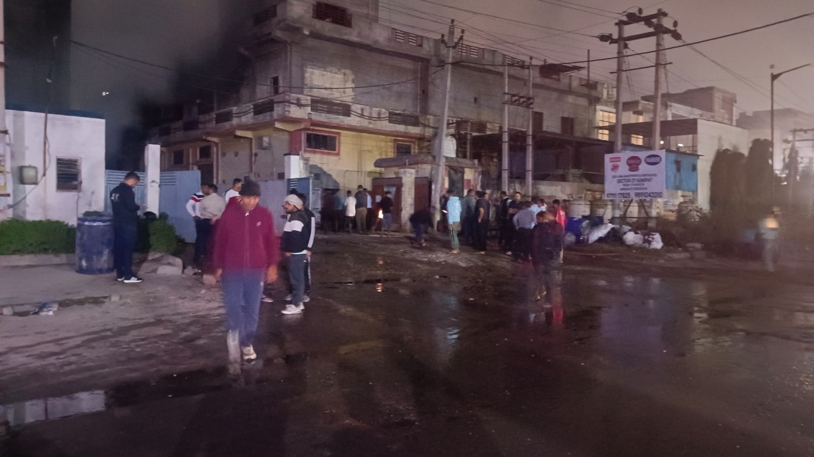 फैक्टर से उठती आग की लपटें। संवाद