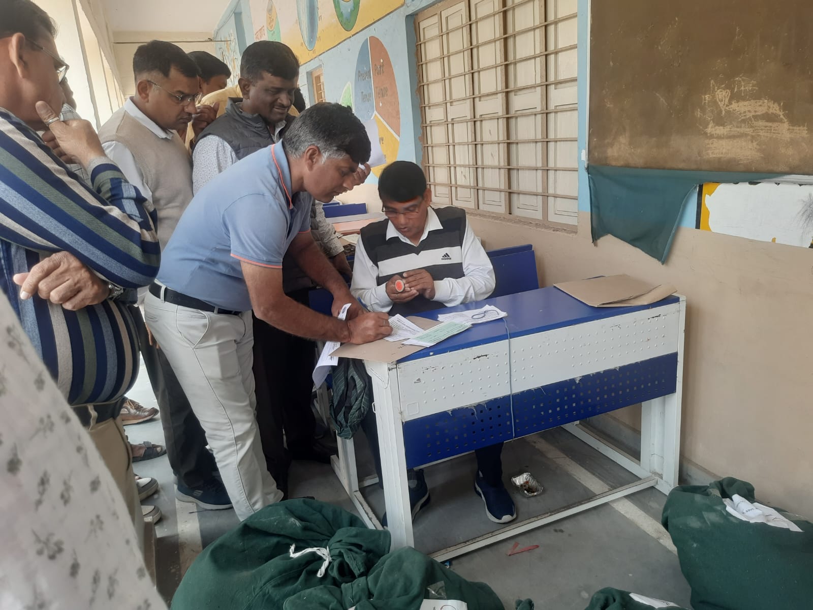 फोटो 03: सोनीपत के मुरथल अड्डा स्थित पीएमश्री राजकीय वरिष्ठ माध्यमिक विद्यालय में रखे परीक्षा