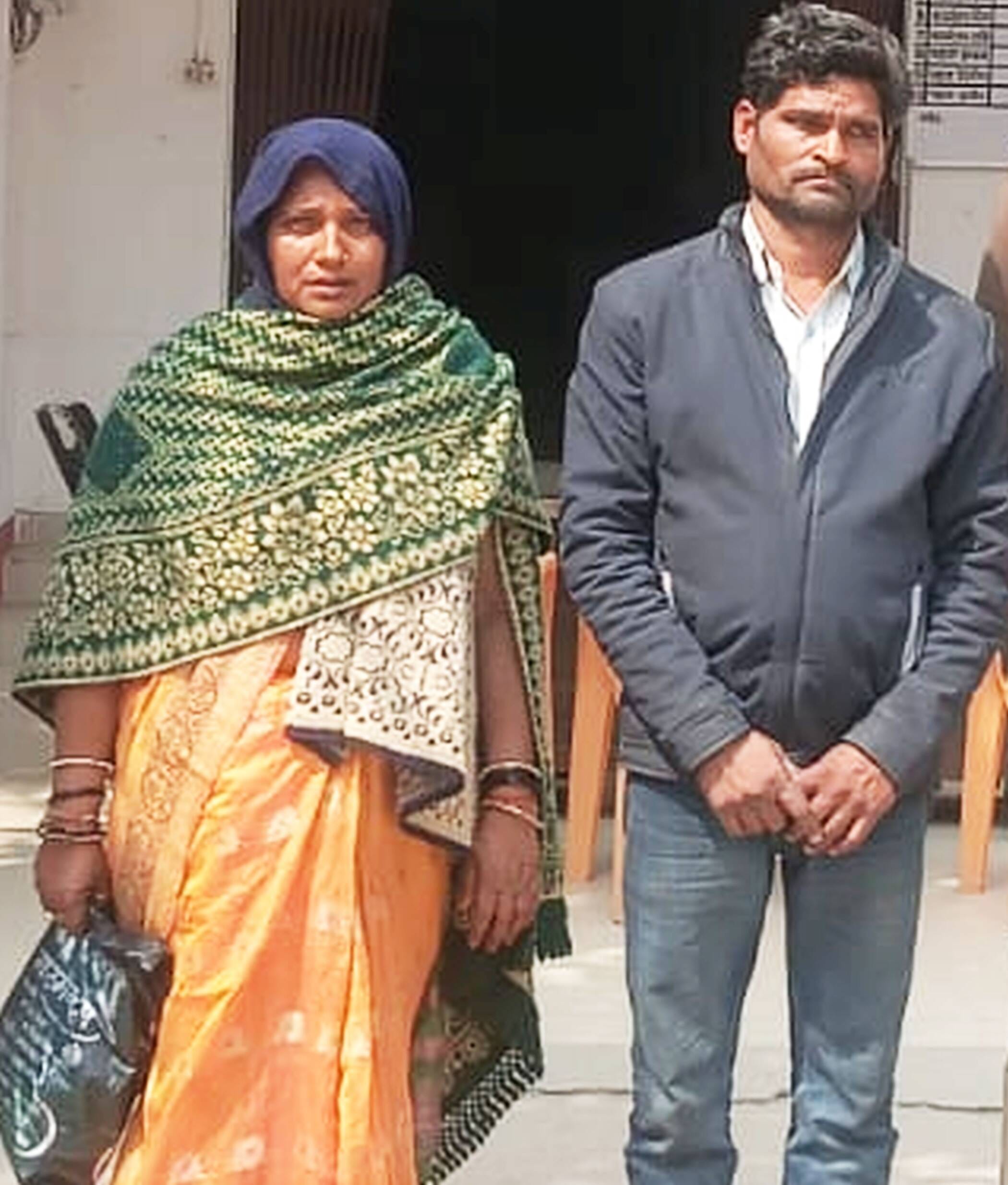 फोटो-21-थरियांव थाने में खड़े दंपती आरोपी। स्रोत पुलिस