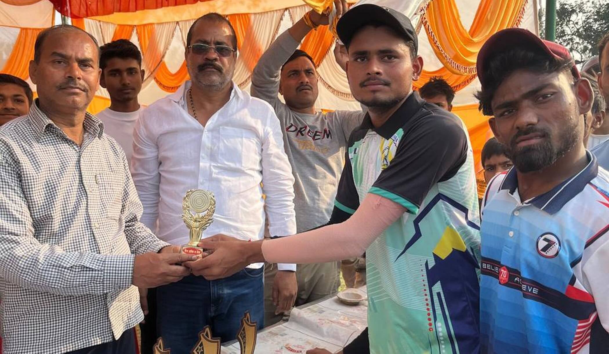 फोटो-25-मैन आफ दा मैच की ट्राफी देते समाजसेवी। संवाद
