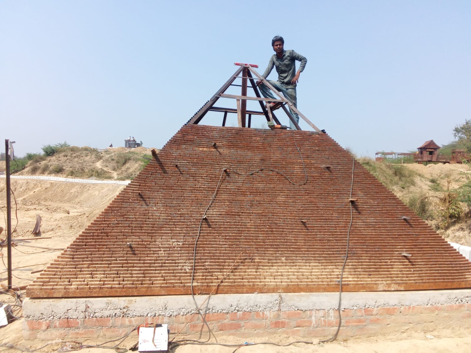 फोटो-32-खिलमिल पार्क में चलता निर्माण कार्य। संवाद