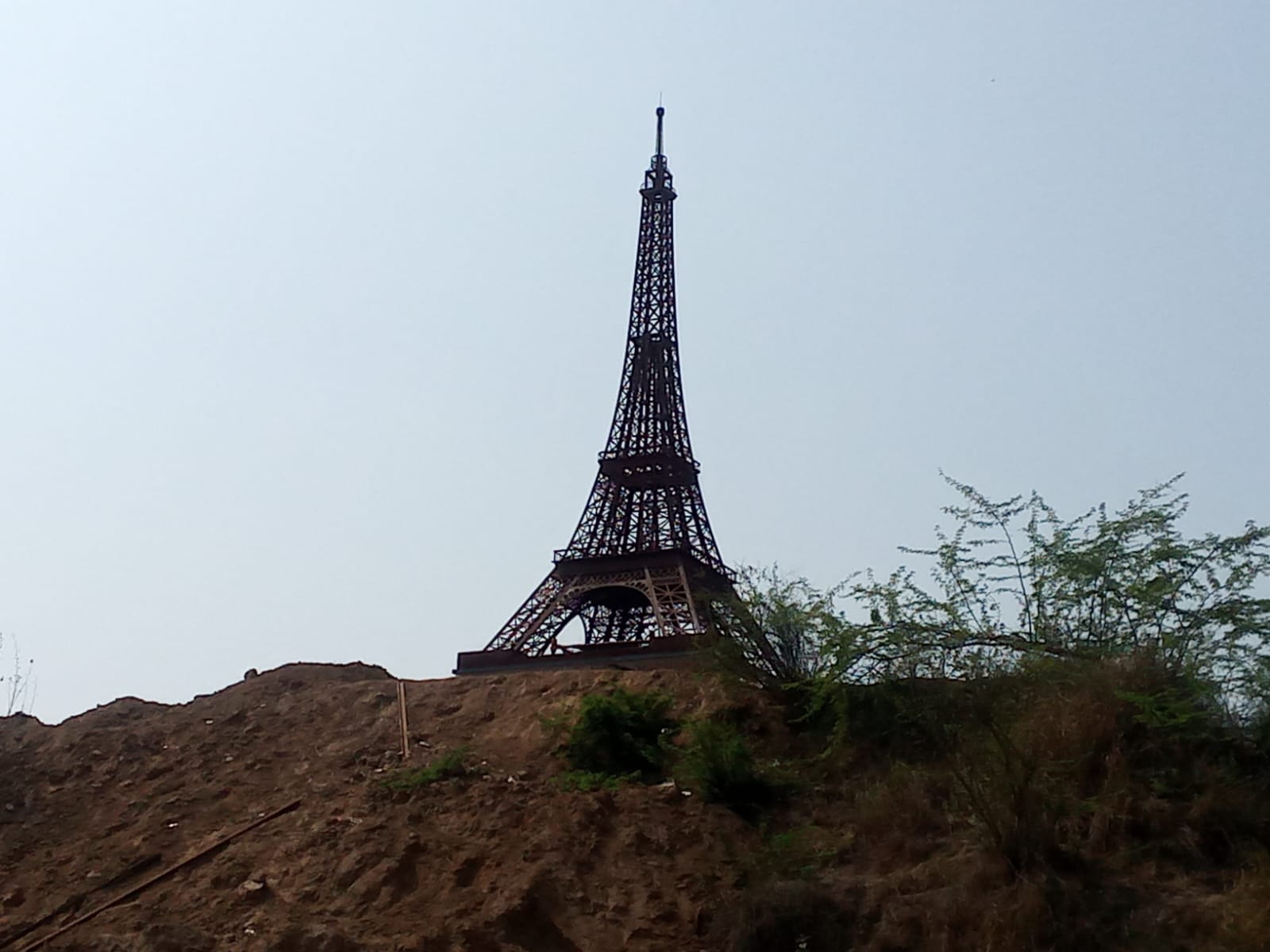 फोटो-32-खिलमिल पार्क में चलता निर्माण कार्य। संवाद