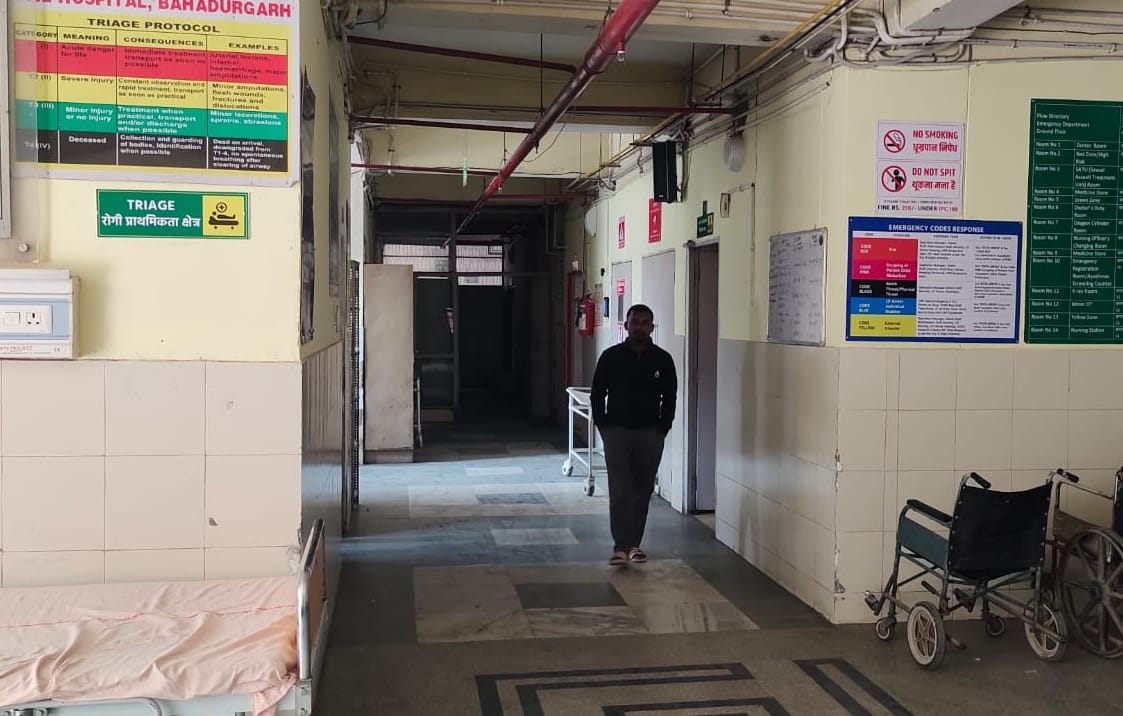फोटो-62: बहादुरगढ़ के ट्रामा सेंटर में बिजली न होने से परेशान बैठे तीमारदार। संवाद फोटो-62: बहादुरगढ़ के ट्रामा सेंटर में बिजली न होने से परेशान बैठे तीमारदार। संवाद