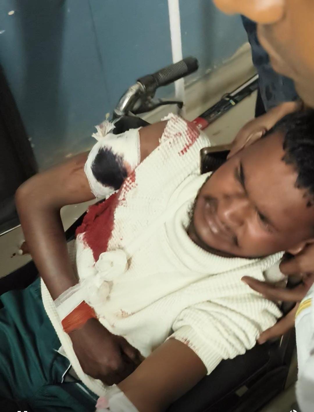 फोटो-7- हसनगंज सीएचसी लाया गया घायल आकाश। संवाद